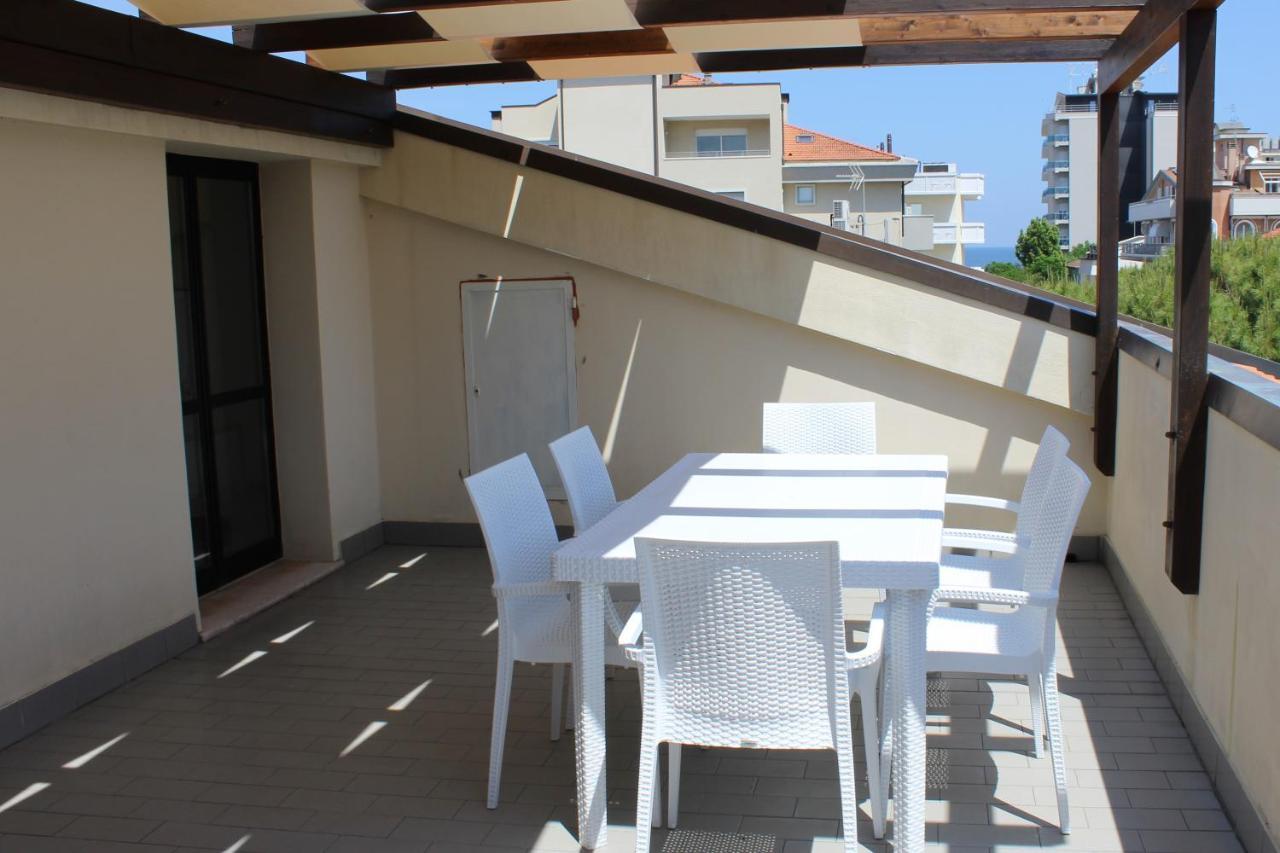 Residence Caterina Cattolica Bagian luar foto