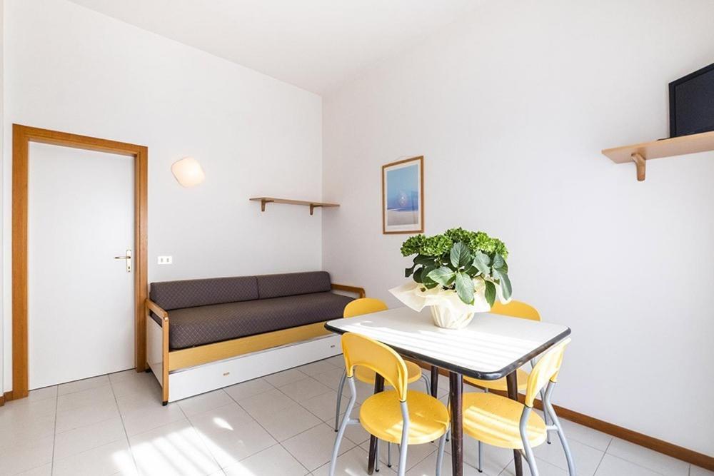 Residence Caterina Cattolica Bagian luar foto