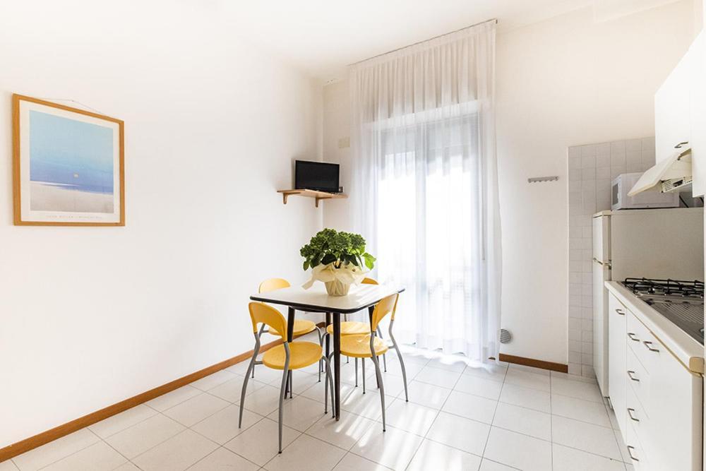 Residence Caterina Cattolica Bagian luar foto